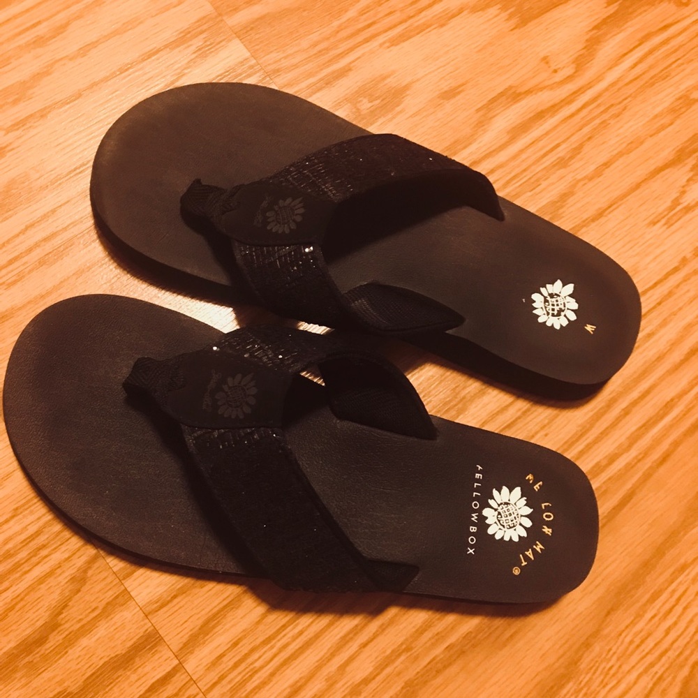 Black yellow box flip flops 7.5
